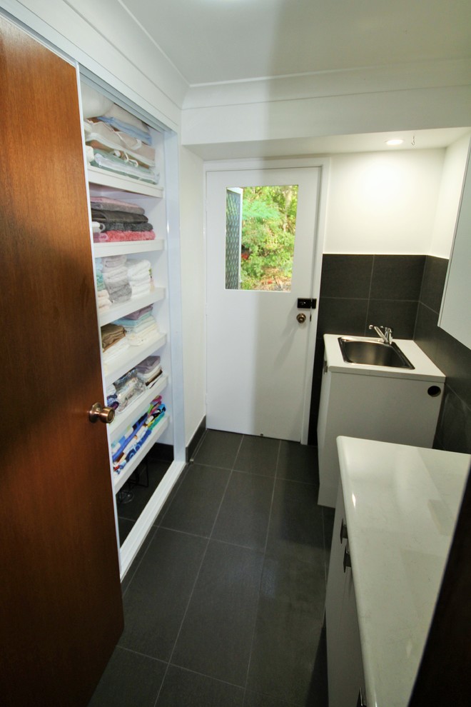 Photo of a contemporary laundry room in Newcastle - Maitland.
