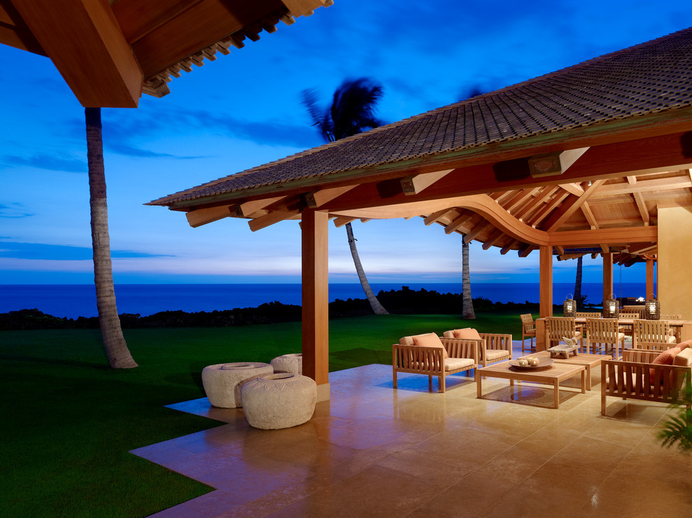 Expansive tropical dining room in Hawaii.