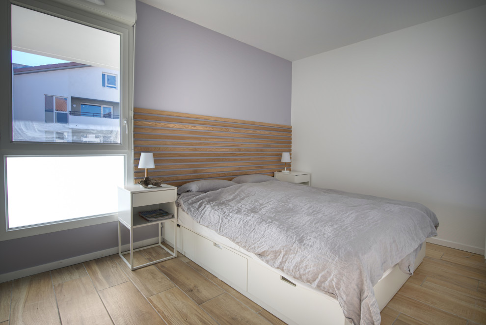 На фото: хозяйская спальня среднего размера в морском стиле с фиолетовыми стенами, деревянными стенами, полом из керамической плитки и бежевым полом без камина с