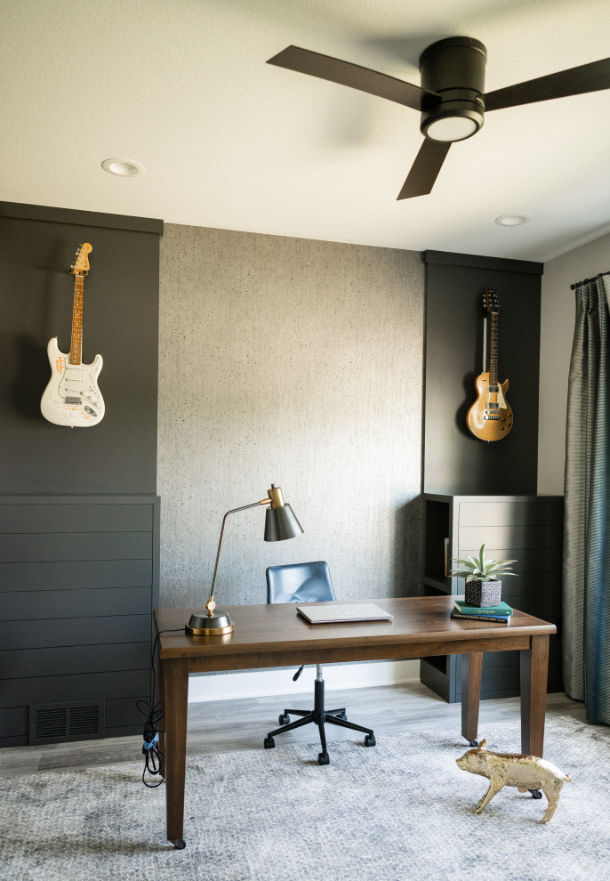На фото: домашняя мастерская среднего размера в современном стиле с разноцветными стенами, отдельно стоящим рабочим столом, светлым паркетным полом и серым полом с