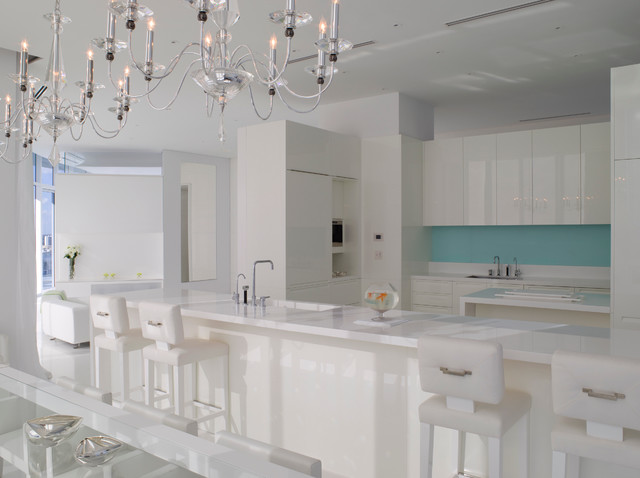 Jennifer Post designed apartment  at The Bath Club, Miami Beach moderne-koekken