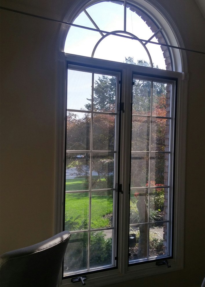 Example of a transitional home design design in Cincinnati