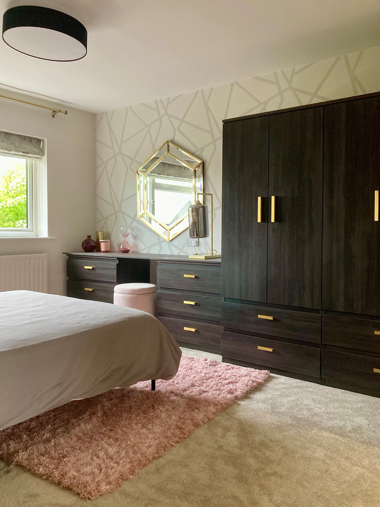 Imagen de dormitorio principal actual de tamaño medio con paredes beige, moqueta y suelo beige