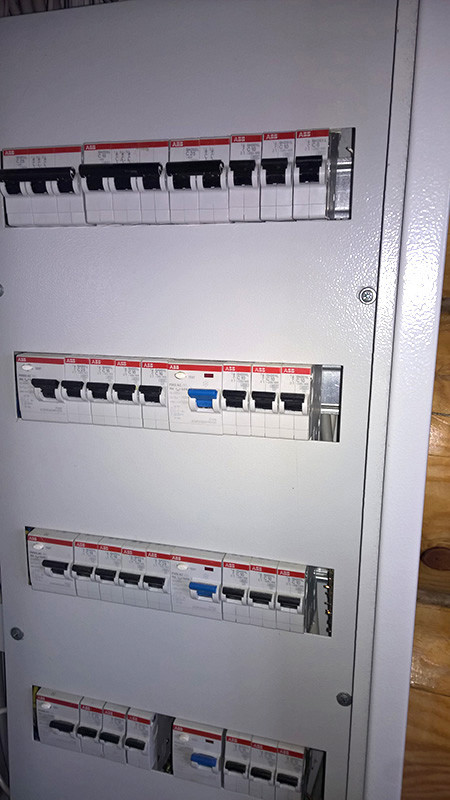 Скрытая электропроводка в деревянном доме из бревен