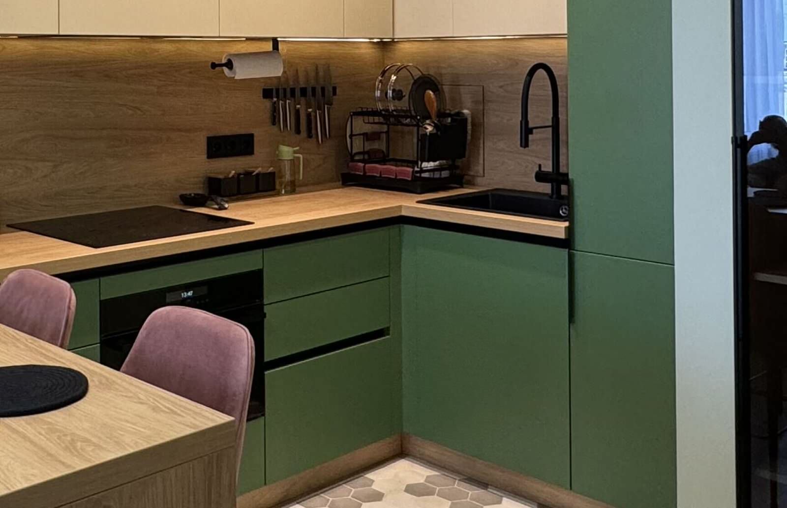 Зеленая кухня с барной стойкой от дизайнера