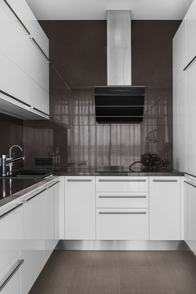 Современная квартира в Санкт-Петербурге с видом на озеро.