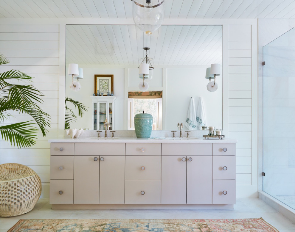 Immagine di una stanza da bagno stile marinaro con top bianco, due lavabi, soffitto in perlinato e pareti in perlinato