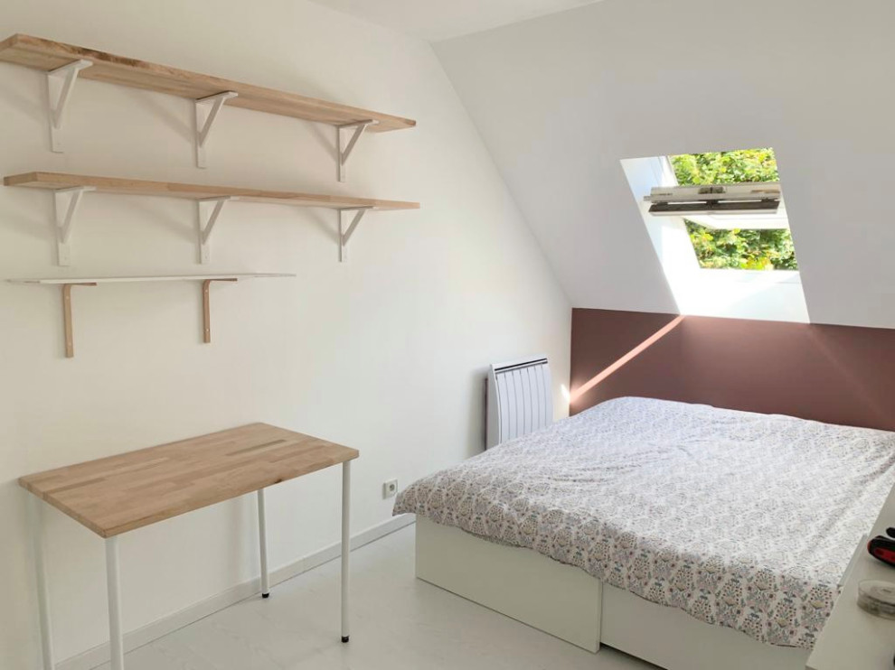 Inspiration för ett litet skandinaviskt gästrum, med rosa väggar, laminatgolv och vitt golv