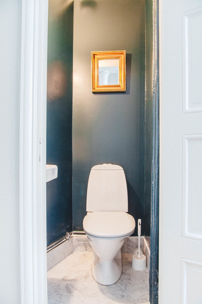 This is an example of a scandinavian powder room in Stockholm.