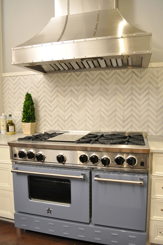 Kitchen - transitional kitchen idea in Chicago