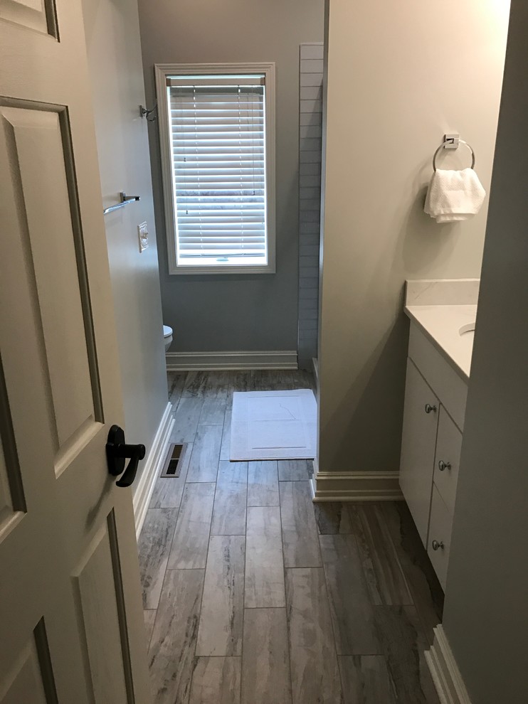 Example of a mid-sized transitional bathroom design