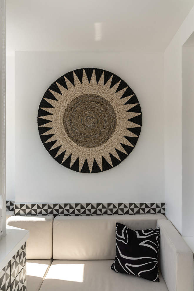 Солнце, арки и осиное гнездо в гостиной