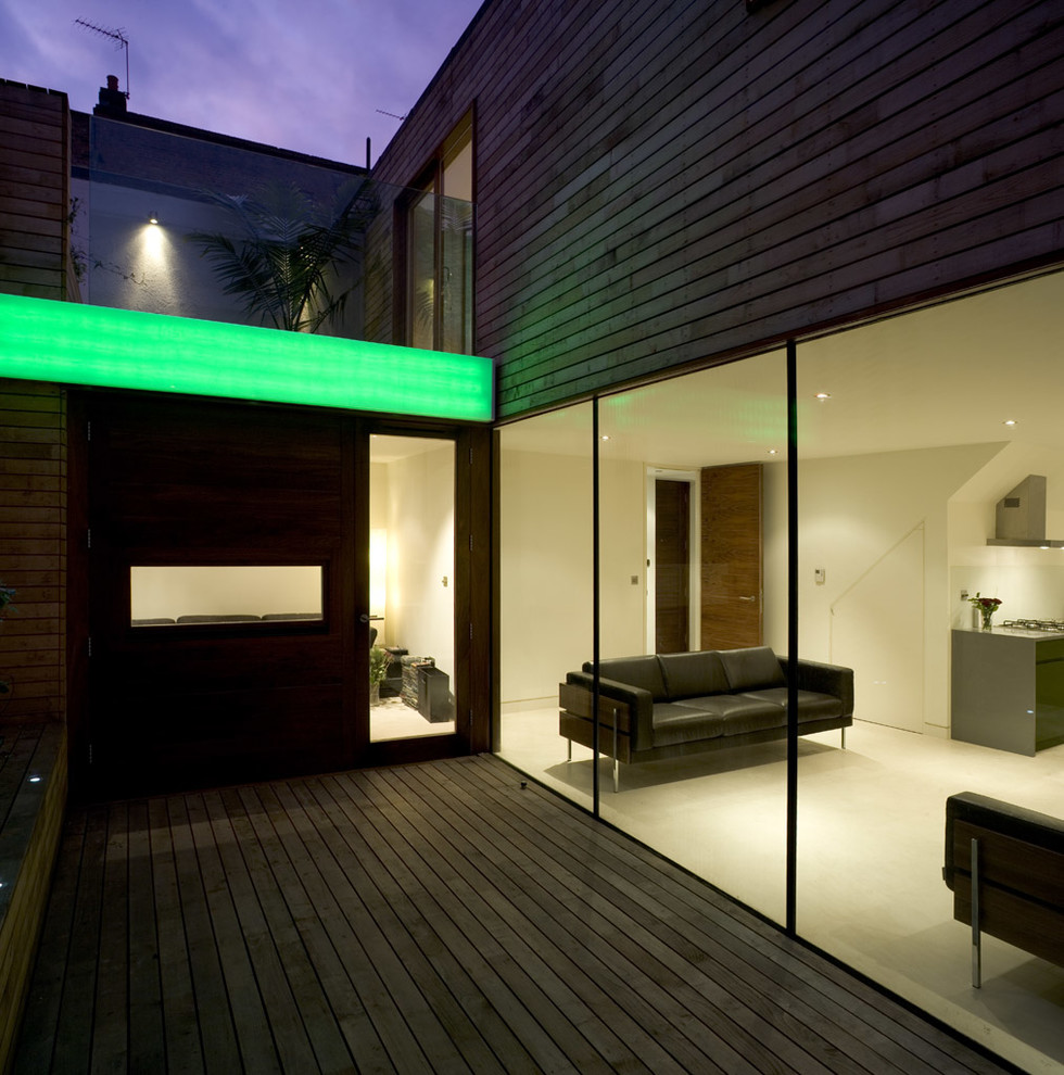Photo of a contemporary entryway in London.