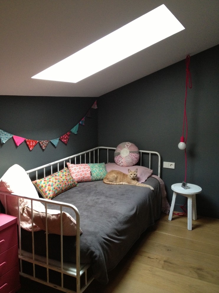 Diseño de dormitorio infantil de 4 a 10 años escandinavo pequeño con paredes negras y suelo de madera en tonos medios