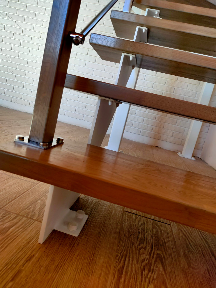 Лестница на "косоурах" с дубовыми ступенями