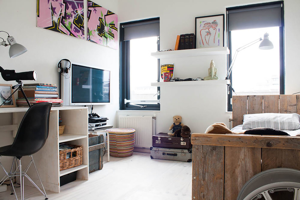 Eclectic kids' bedroom in Amsterdam with white walls for boys and kids 4-10 years old.