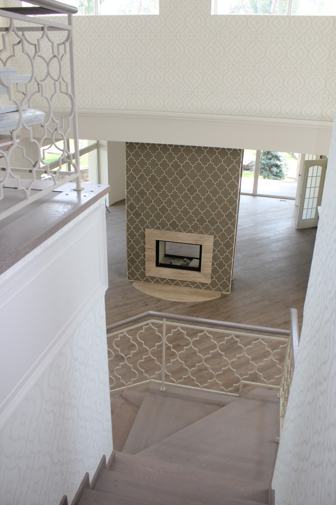 Лестница с узорчатым ограждением