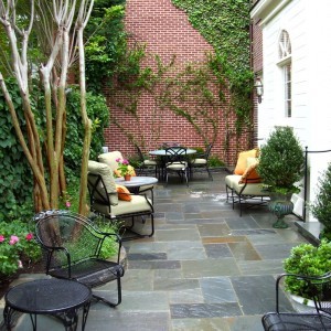 This is an example of a small victorian patio in Chicago.
