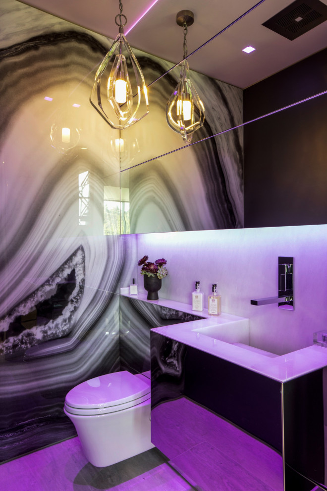 Immagine di un piccolo bagno di servizio contemporaneo con ante lisce, WC sospeso, piastrelle multicolore, pareti multicolore, top bianco e mobile bagno sospeso