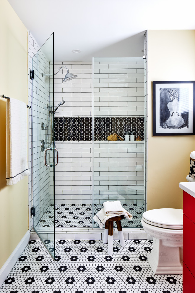 На фото: главная ванная комната среднего размера в стиле неоклассика (современная классика) с фасадами в стиле шейкер, красными фасадами, душем в нише, раздельным унитазом, черно-белой плиткой, керамической плиткой, желтыми стенами, полом из керамической плитки, врезной раковиной, столешницей из искусственного кварца, белым полом, душем с распашными дверями, белой столешницей, сиденьем для душа, встроенной тумбой и тумбой под одну раковину с
