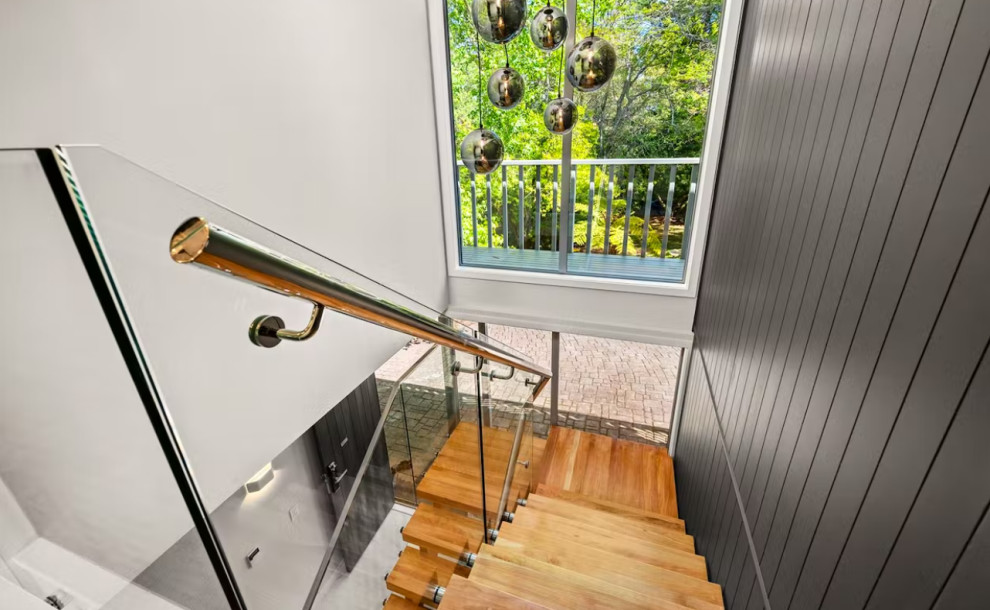 Kleine Moderne Treppe in U-Form mit offenen Setzstufen und Wandpaneelen in Auckland