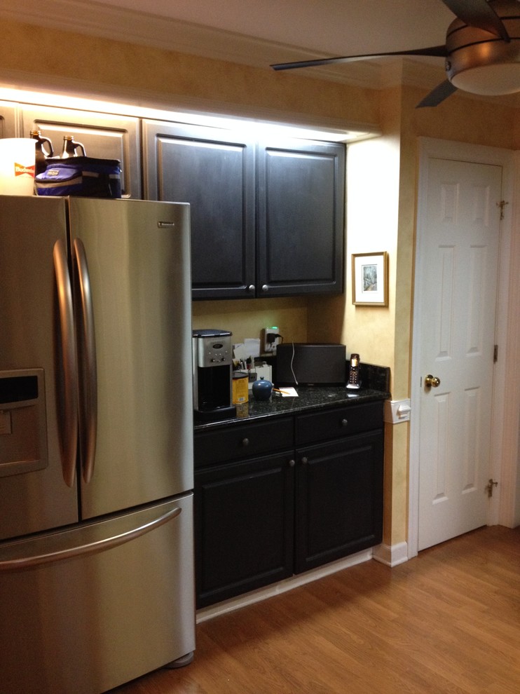 Kitchen - transitional kitchen idea in Raleigh