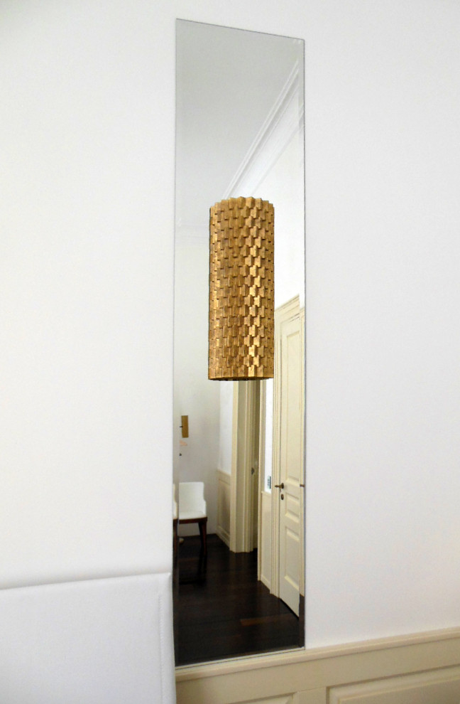 Зеркало и настенный светильник