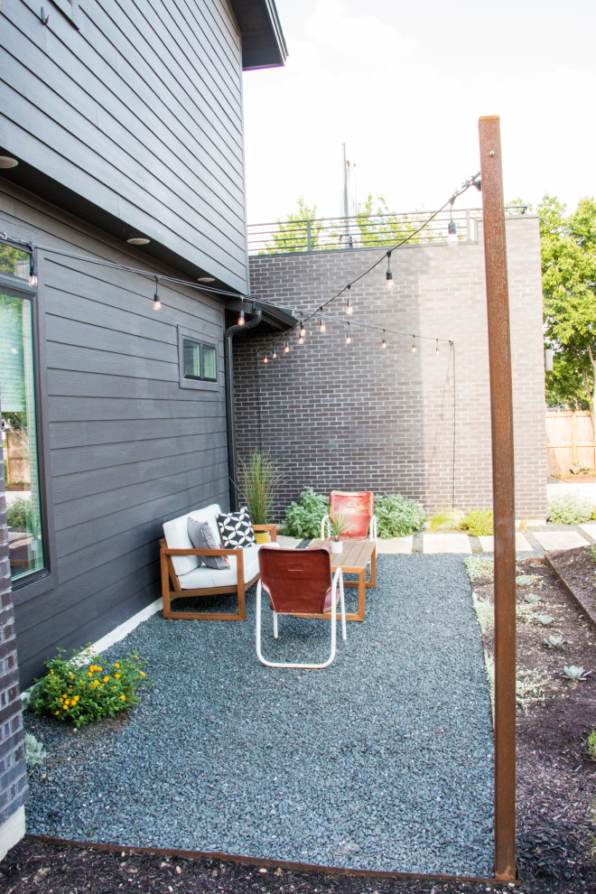 Ispirazione per un giardino minimalista esposto in pieno sole di medie dimensioni e davanti casa in primavera con ghiaia e recinzione in legno