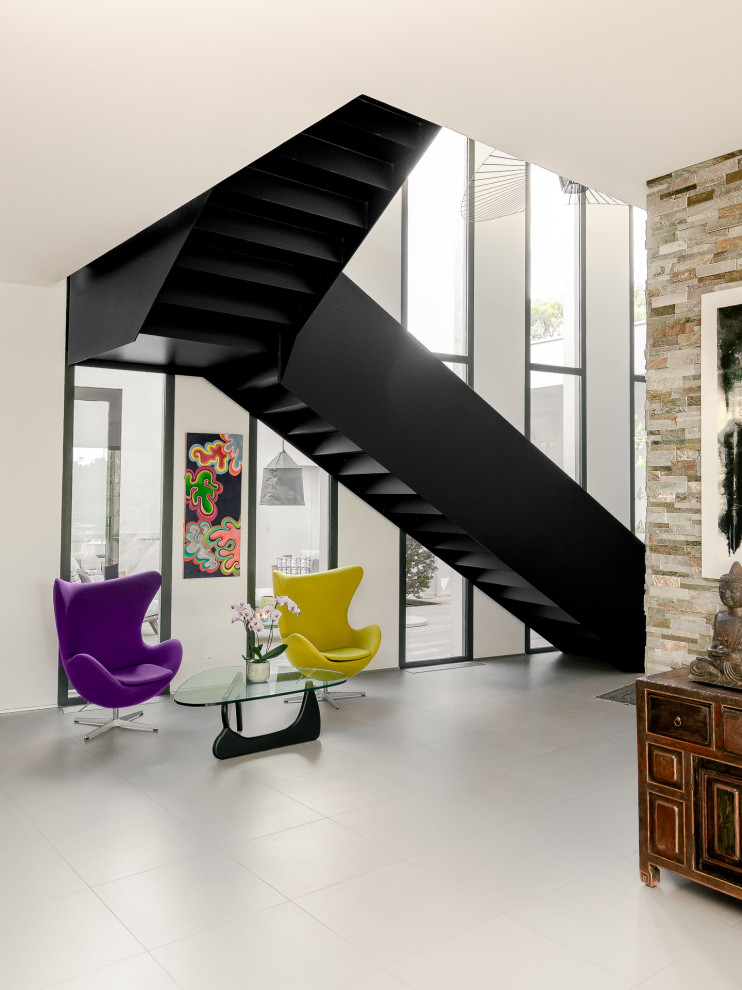 Источник вдохновения для домашнего уюта: большая угловая металлическая лестница в современном стиле с металлическими ступенями и металлическими перилами