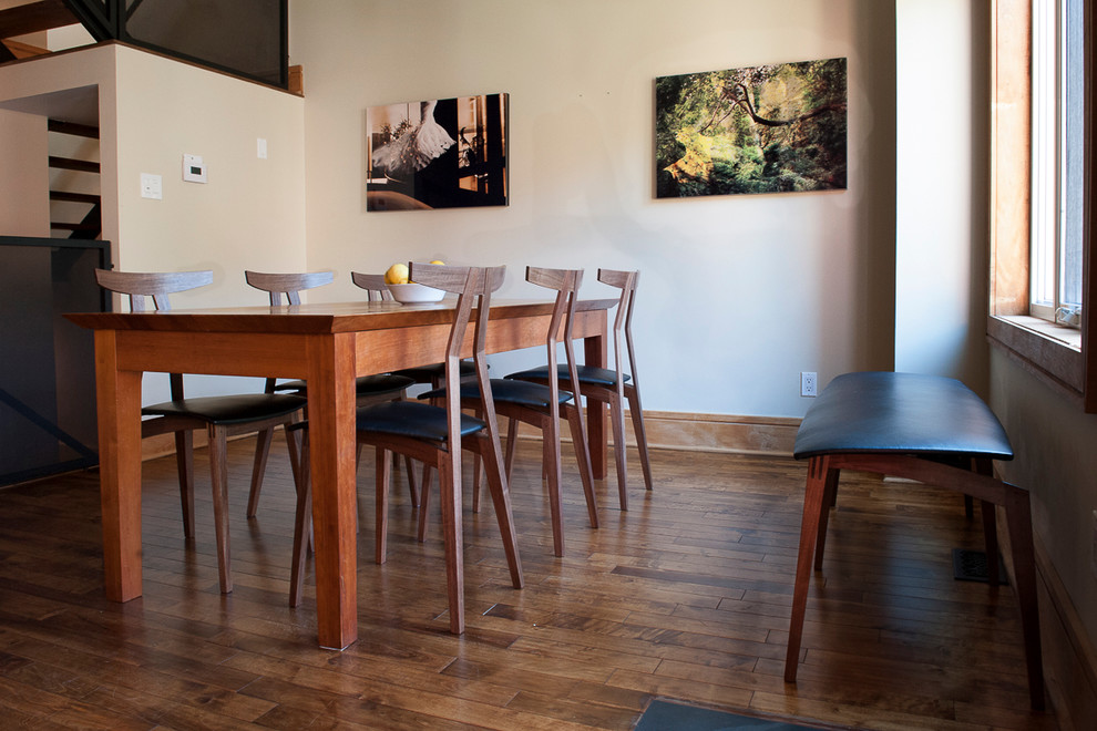 Dining room - modern dining room idea in Toronto