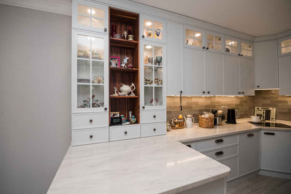 Светлая кухня с деревянными элементами