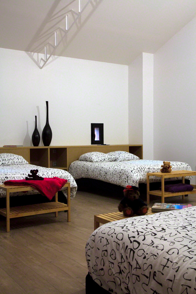 Cette photo montre une chambre tendance.