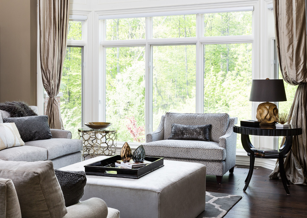 Ashburton Great Room - FUNCTIONAL GLAMOUR
This space previously featured
ultra-traditional furniture. The client,
in want of a total transformation,
desired a mix of classic and contemporary
detailing and a room that was
both luxe and livable. The result? A
family-friendly environment that boasts
both a chic and comfortable look.
Photo by Martin Vecchio