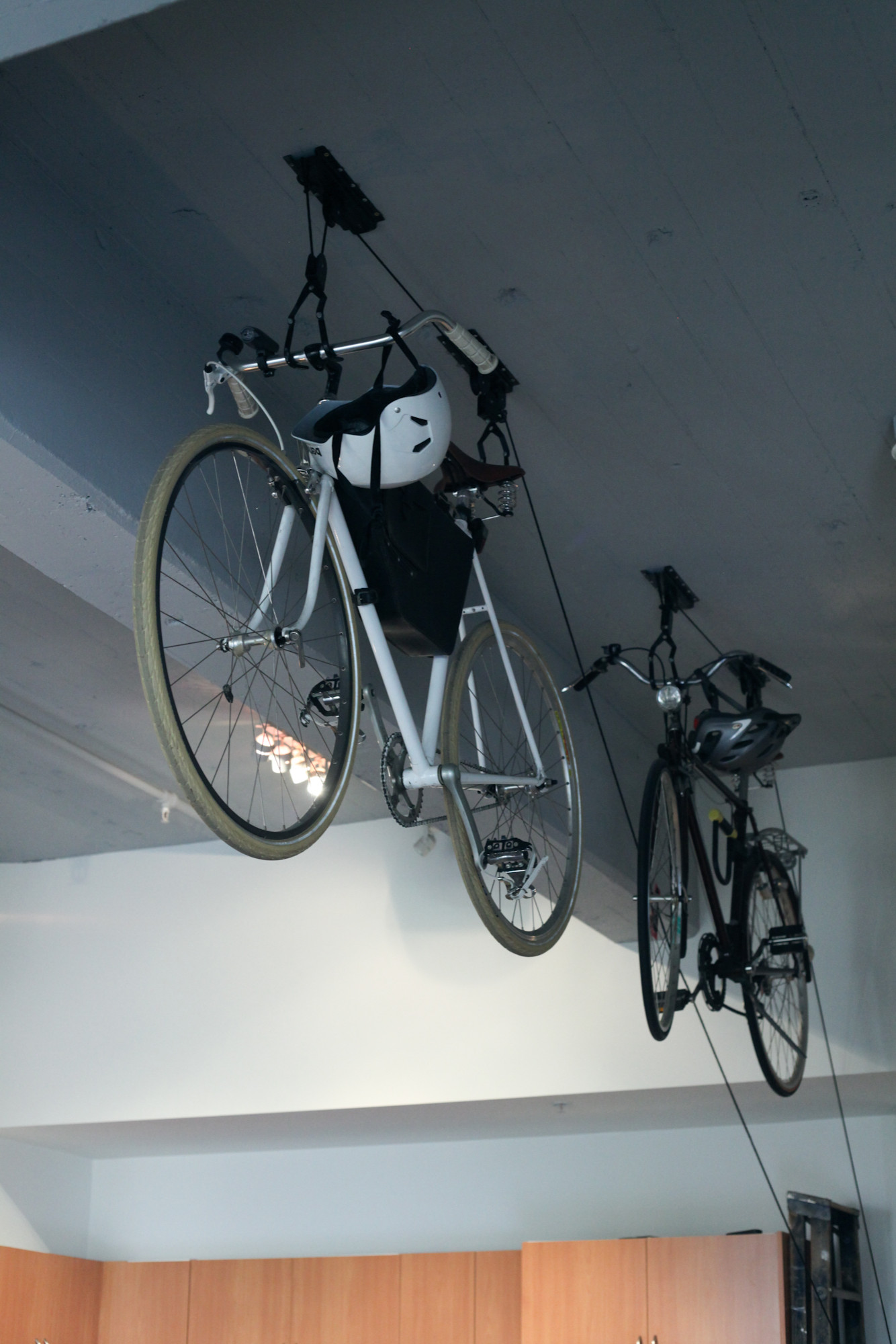 Как подвесить велосипед к потолку: виды потолочных креплений