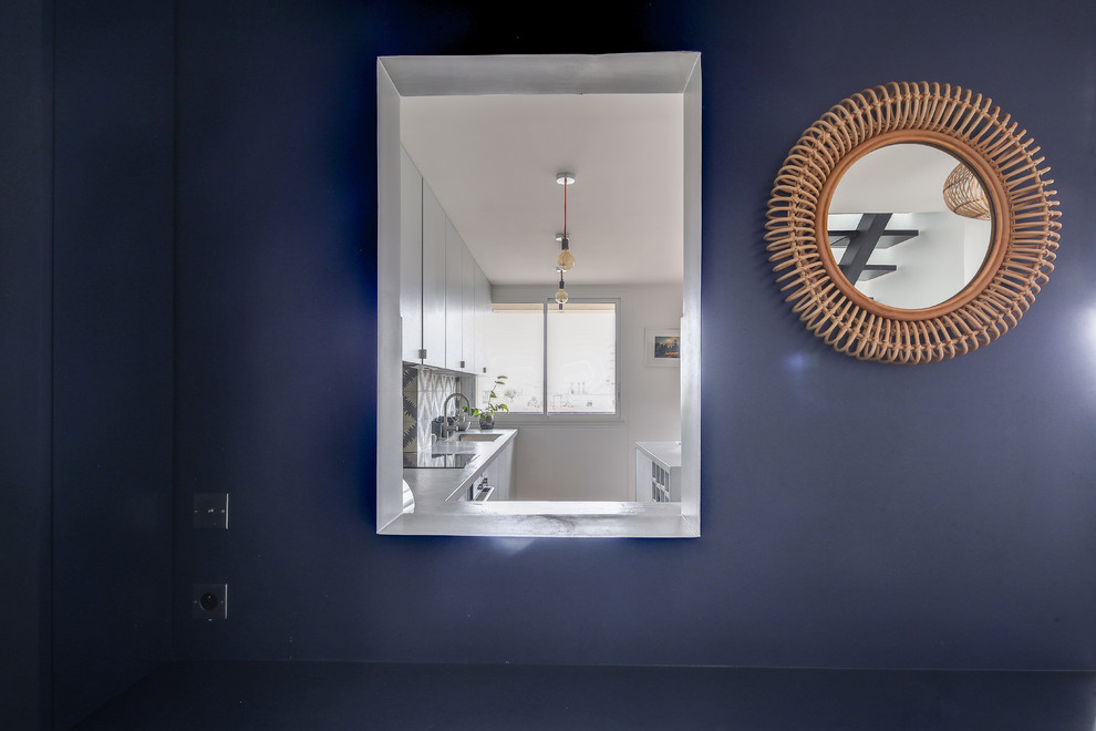 Cette photo montre une grande porte d'entrée tendance avec un mur blanc, un sol en bois brun, une porte pivot, une porte blanche et un sol marron.