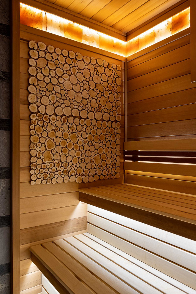 Große Moderne Sauna mit hellen Holzschränken, grauen Fliesen, gelber Wandfarbe, Holzdecke und Holzwänden in Moskau