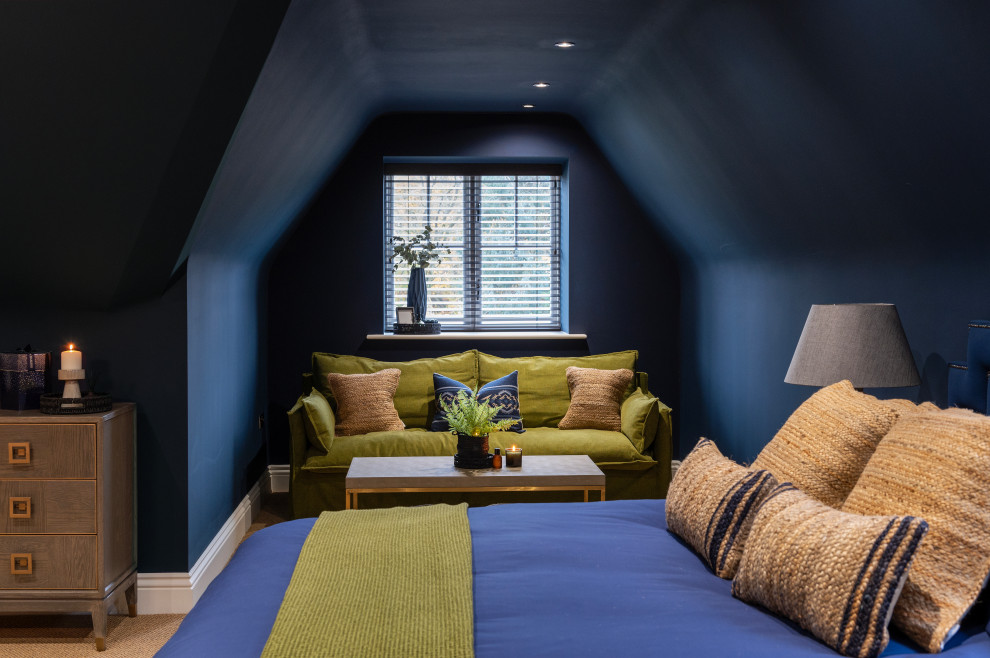 Стильный дизайн: большая хозяйская спальня в стиле неоклассика (современная классика) с синими стенами, ковровым покрытием, коричневым полом, сводчатым потолком и акцентной стеной без камина - последний тренд