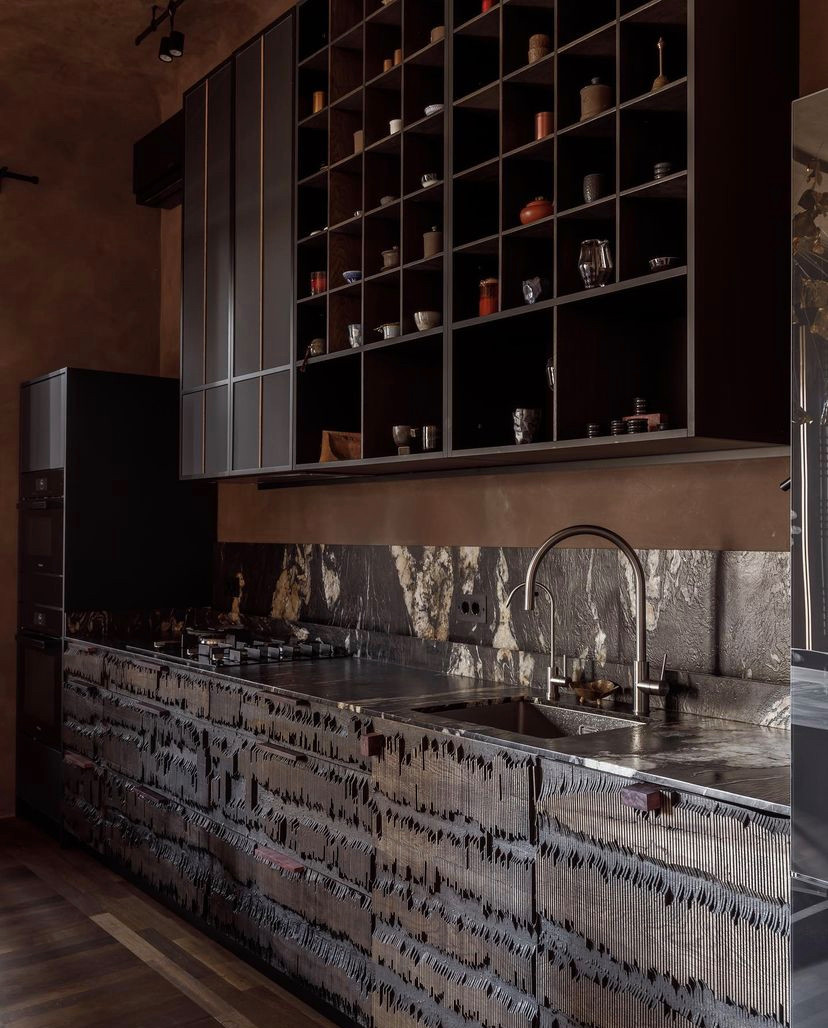 Двери из массива и кухня