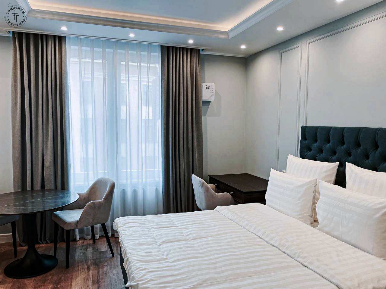 Шторы в номер отеля