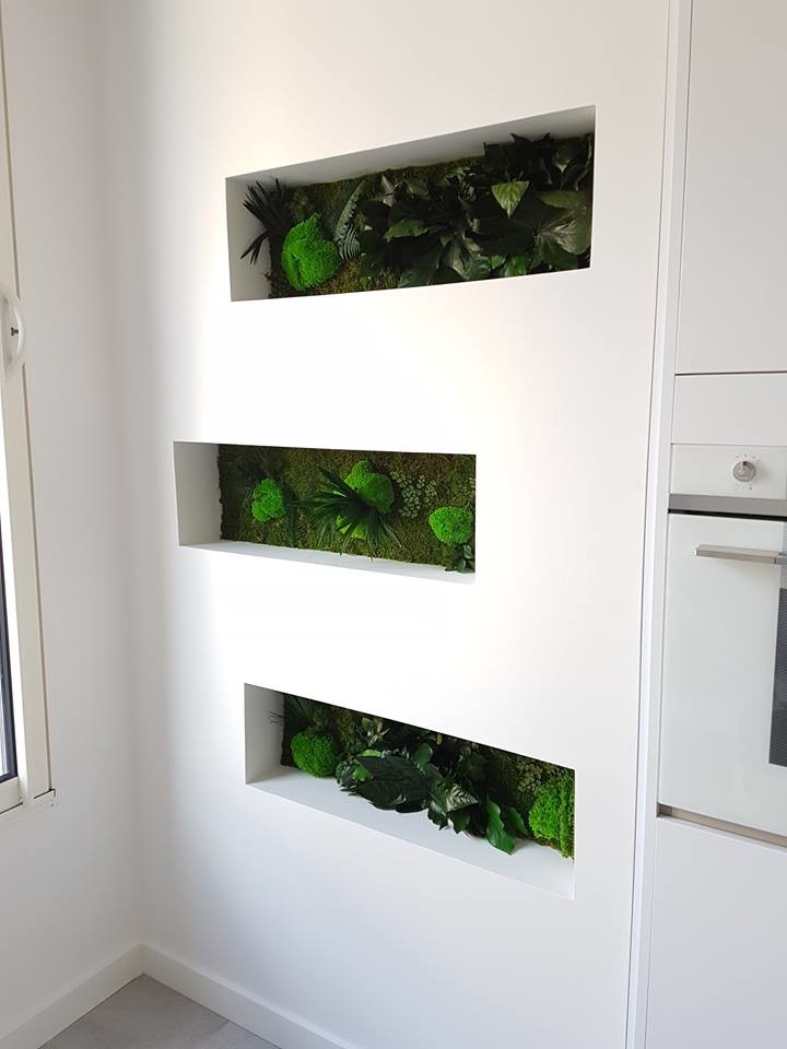 Оформление ниш с использованием стабилизированных растений и мхов.