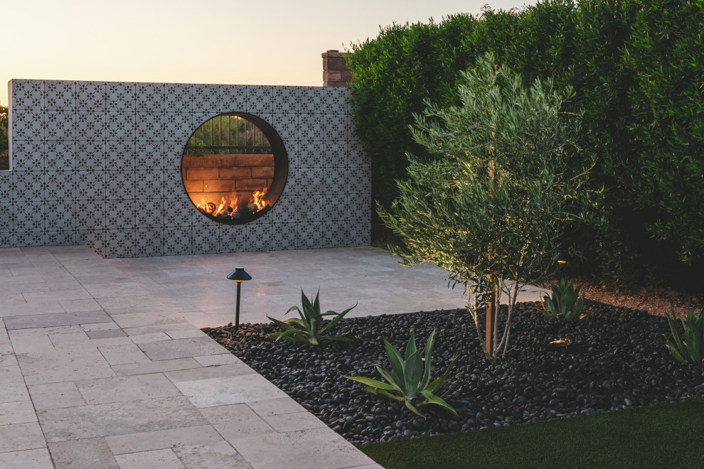 Klassischer Gartenkamin hinter dem Haus mit Natursteinplatten in Phoenix