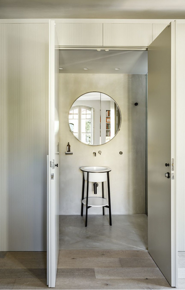 Diseño de cuarto de baño moderno con microcemento