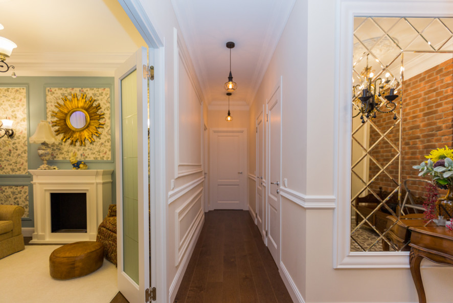 Кухня соединенная с гостиной зеркальным порталом. Реализованный проект