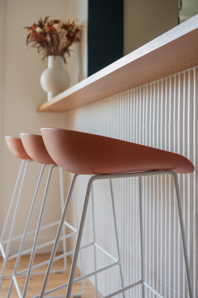Inspiration för stora moderna oranget hemmabarer med stolar, med träbänkskiva, blått stänkskydd, stänkskydd i keramik och ljust trägolv