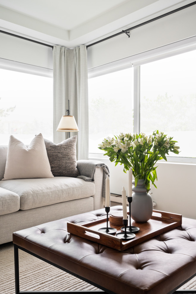 Immagine di un soggiorno moderno di medie dimensioni e stile loft con pareti bianche, pavimento in legno massello medio, TV a parete e pavimento marrone