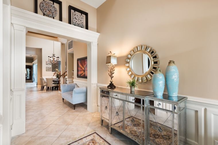 Transitional entryway photo in Orlando
