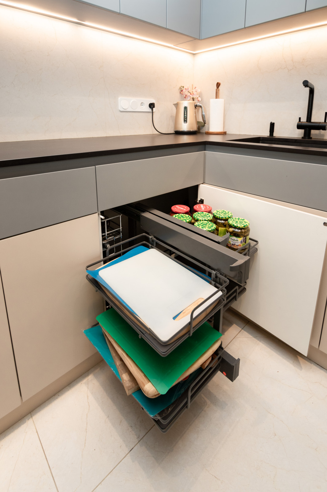 Современная кухня-гостиная с необычной барной стойкой и ТВ-зоной