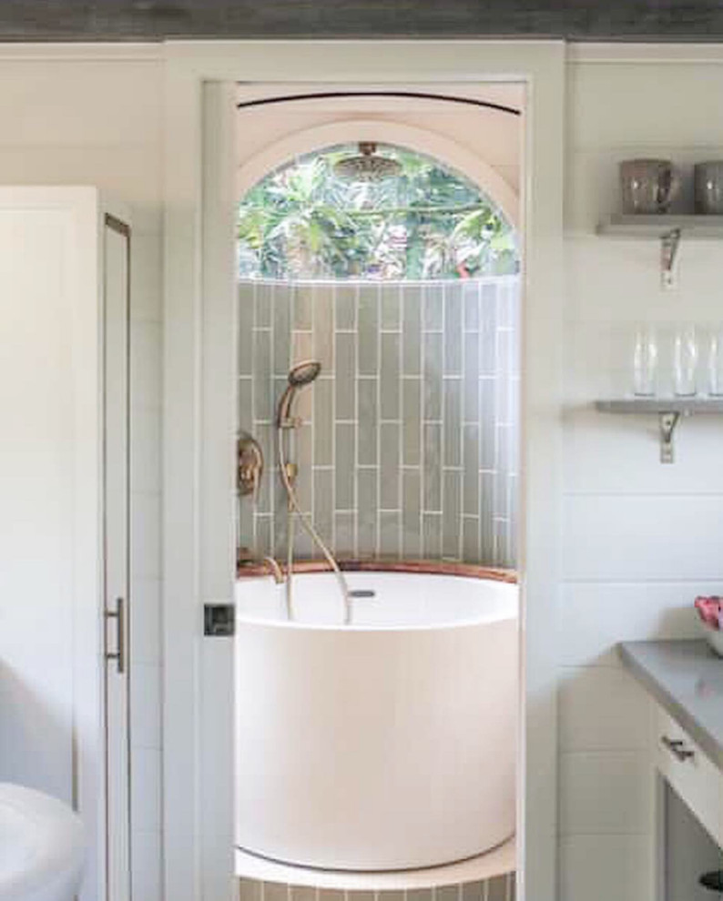 Стильный дизайн: маленькая главная ванная комната в морском стиле с открытыми фасадами, фасадами цвета дерева среднего тона, японской ванной, душем в нише, унитазом-моноблоком, зеленой плиткой, цементной плиткой, белыми стенами, полом из винила, настольной раковиной, столешницей из дерева, серым полом, открытым душем, бежевой столешницей, сиденьем для душа, тумбой под одну раковину, подвесной тумбой, балками на потолке и стенами из вагонки для на участке и в саду - последний тренд