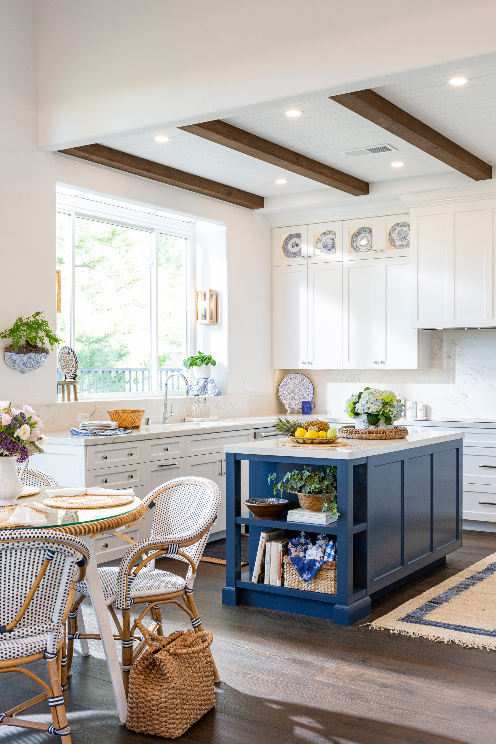 Inspiration for a transitional kitchen remodel in Los Angeles