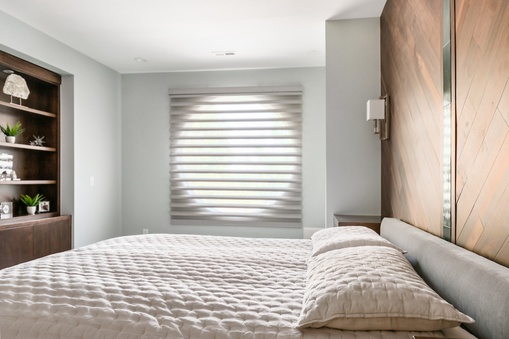 Imagen de dormitorio principal moderno grande con moqueta, suelo multicolor y madera